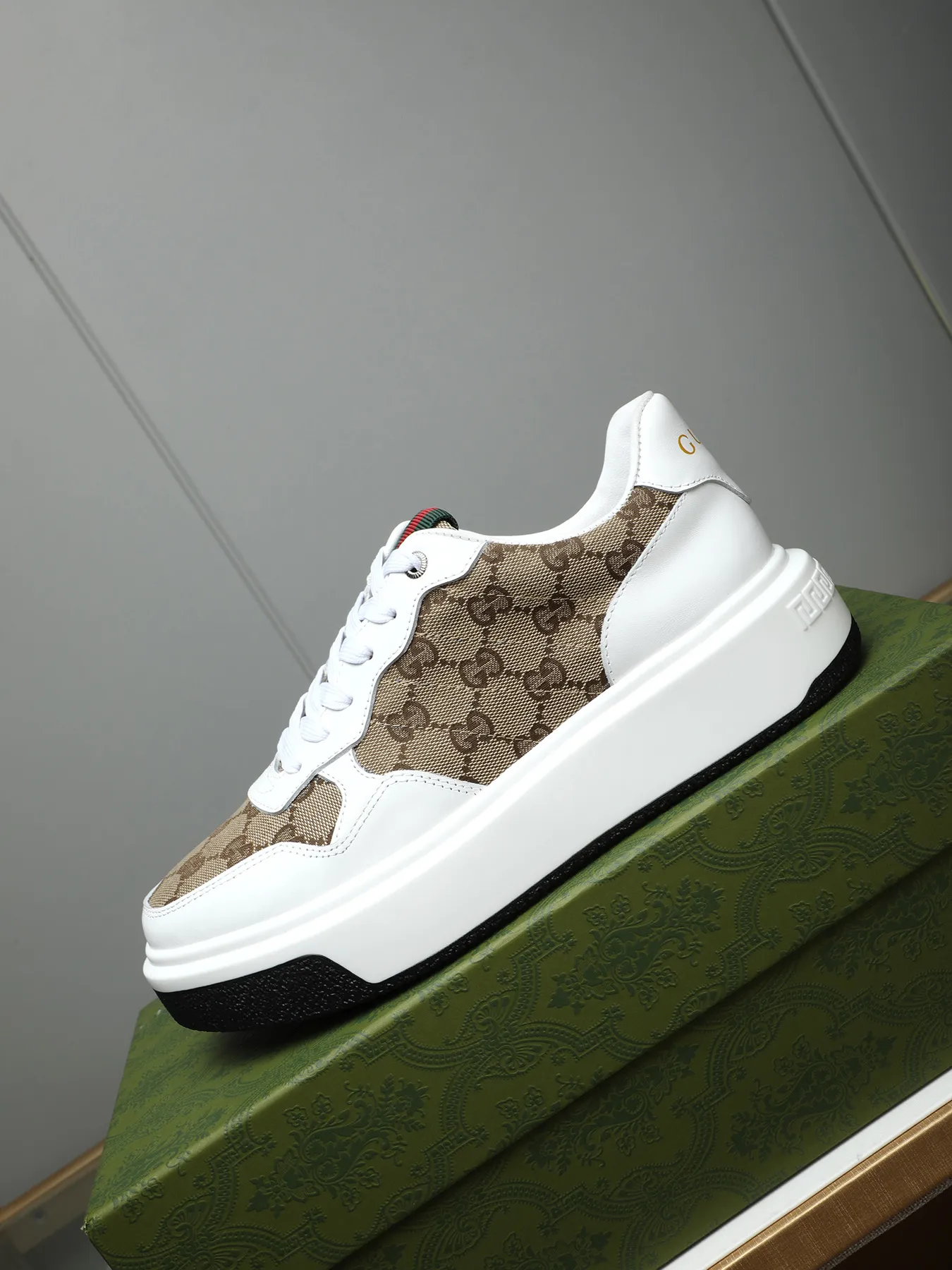 Men's shoes 💰480 New men's shoes GUCCI Fashion trend Made of first-layer calfskin ➕ washed sheep lining! The foot feels super comfortable and the workmanship is impeccable. Foam ultra-light outsole, size: 38-44 (45 customized) 4 colors to choose from!